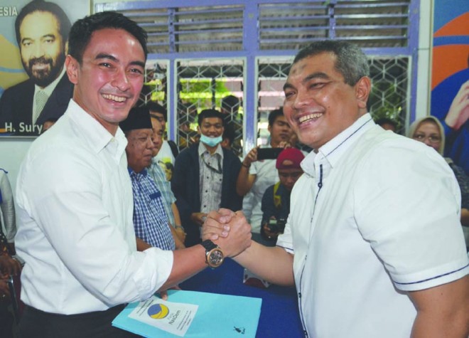 Zumi Zola dan ketua DPW NasDem Agus Roni.